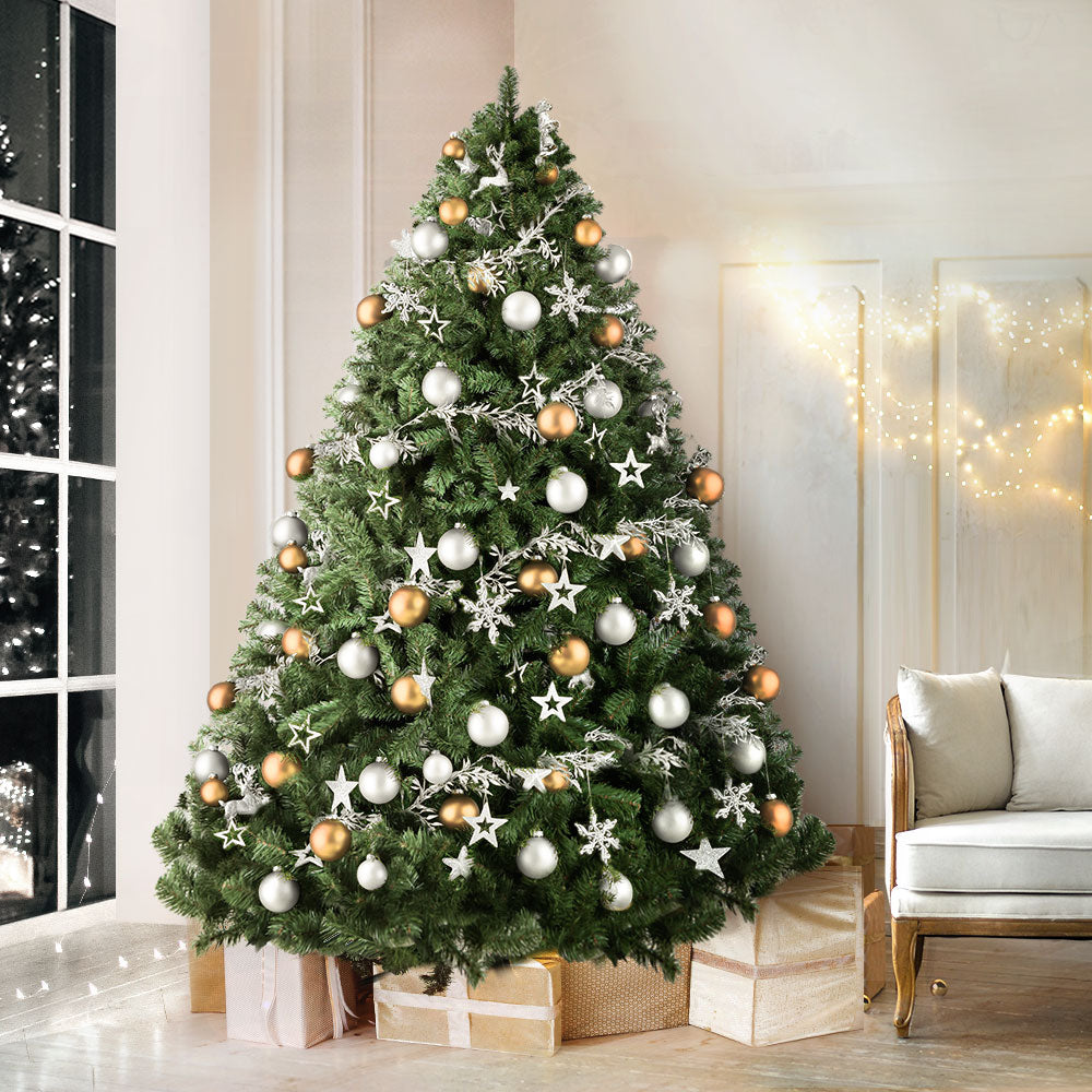 Decorated Christmas tree in a living room with presents underneath